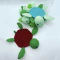 Dessous de verre tortue au crochet faits main en vert avec motifs rouges et bleus - Bleu Lac & Vert Fruit Clair