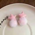 Detalle de pendientes de estrella rosa con pompones de felpa en un plato de cerámica - Rosa (Poste de pendiente de plata de ley 925)