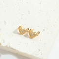 Exquisito pendiente de cartílago de corazón dorado con circonitas y borde de cuentas - Corazón-Dorado