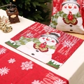 Mantel individual navideño con muñeco de nieve rojo y copos en un ambiente acogedor - Estilo B - Mantel individual