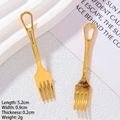 Détail de pendentifs miniatures en forme de fourchettes dorées gravées pour bijoux DIY - Grande Fourchette Dorée
