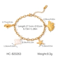 Detailansicht des goldenen Edelstahlarmbands mit Muschel-, Blatt- und Perlenanhängern - Schnecke Ginkgoblatt Stern Mond Perle Stil (HC-B20263)