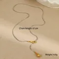 Détail de la chaîne serpent argentée avec anneau doré et pendentif goutte, 61cm - Pendentif Goutte Bicolore / Color Block