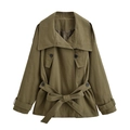 Giacca militare verde oliva con colletto navy e cintura su sfondo bianco - XS / Verde Militare