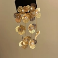 Macro-detail van gouden bloem oorbellen met sprankelende witte zirkoon accenten - 4# Zilveren Pin - Goudkleur (Vergulde)
