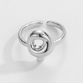 Nahaufnahme eines polierten silbernen Knotenrings mit verstellbarem offenem Design - Buchstabe Q