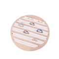 Dettaglio del vassoio circolare in legno massiccio per anelli con fessure bianche e sei anelli - Diametro 15cm / Bianco
