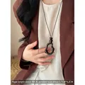 Collana lunga con perle barocche multistrato, cordino marrone e ciondolo nero minimalista - Collana Lunga in Legno Caffè Scuro con Geometria Irregolare