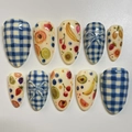 Blau-weiße karierte Mandel-Press-on-Nägel mit handgemalten Obst- und Schleifenmustern - Blau Weiß Gingham Fruchtmuster (JP3887)