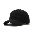 Primer plano de la textura gruesa de lana tejida y costuras de una gorra de invierno negra - Talla única / Negro