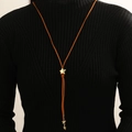 Bruine gevlochten lange truiketting met gouden sterrenhangers op zwart breisel - Bruin koord gouden ster hanger trui ketting (Licht KC goud A-185)