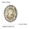 Spilla vintage con rilievo a testa di donna e strass con misure su fondo bianco - Tonalità Oro 1101-GD