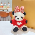 Porte-clés peluche panda mignon portant un pull en tricot rouge avec un cœur - Rouge