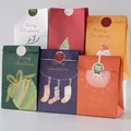 Set di 6 sacchetti regalo di Natale in carta colorata con motivi festivi assortiti - Natale Birichino (6 Sacchetti + 6 Adesivi)