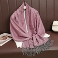 Sciarpa jacquard rosa e grigia con motivi a foglie e eleganti frange con nappe - Rosa Grigio Foglie