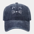 Detalle del bordado de gato blanco en una gorra de béisbol de mezclilla lavada - Ajustable / Azul marino