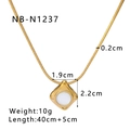 Collier en acier doré avec pendentif losange en pierre blanche et dimensions précises - Style Pierre Blanche (NB-N1237)