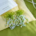 Vue macro de boucles d'oreilles faites main avec pampilles de perles bleues sur coussin - Vert & Bleu (13#)