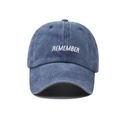 Dettaglio del ricamo REMEMBER sulla parte anteriore del berretto denim lavato - Blu Navy Lavato