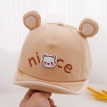 Detail van baby beertje pet met nice borduursel en 3D oortjes op zachte katoenstof - 48cm(6-24 Maanden) / Khaki