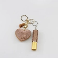 Detalle de llavero corazón oro champán con diamantes de imitación y borla de cuero marrón - Champán