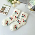 Calcetines de invierno de forro polar coral blanco crema con cerezas rojas y verdes - Talla única / Cereza Amarilla Leche