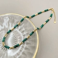 Détail du collier de perles avec cylindres en marbre vert et accents dorés - Vert