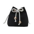Bolso saco minimalista de punto negro con cordón de algodón blanco y detalles metálicos - Negro