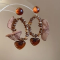 Dettaglio degli orecchini a cuore ambra vintage con perle marroni e petali in rete - Stile Di Perle In Resina Di Cuore (Ago D'Argento-Caffè-Cuore)
