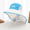 Dettaglio dei lati in rete traspirante e del sottogola regolabile del cappello da sole - 54cm (3-8 anni) / Blu