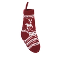 Roter gestrickter Weihnachtssocken mit weißem Rentiermuster und Aufhängeschlaufe vor weißem Grund - Rot Rentier Strick