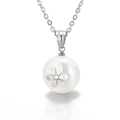 Collana con ciondolo a perla bianca con dettaglio fiore d'argento e zircone - Stile Decorazione Floreale in Zircone (KP40248-K)