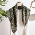 Foulard in seta verde oliva con motivo paisley abbinato a un abito bianco chic - 70*70cm / Verde Militare