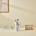Stehender Weihnachtsmann in weißem Plüschmantel mit Silberpailletten für Weihnachtsdeko - 30cm