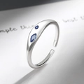 Detailansicht eines 925 Sterlingsilber-Rings mit blauen Saphir-Zirkonia-Edelsteinen - Einstellbar Offen / Platin mit blauem Zirkonia