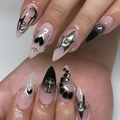 Gothic Stiletto Kunstnägel mit schwarzem Farbverlauf, 3D Metallkreuz und Herz-Anhängern - Rosa Schwarz Verlauf Metall Kreuz Stil (JP3564)