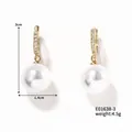 Détails des boucles d'oreilles perles avec dimensions de 3cm de long et 1,4cm de large - Perle Blanche/Anneau Doré/Zircone Blanche
