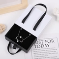 Elegante scatola per gioielli a cassetto nera con nastro e set di gioielli in argento - 9x9x3.5cm (Per Collana Anello Orecchino) / Combinazione Bianco e Nero