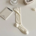 Calcetines blancos de algodón acanalado estilo ballet en un entorno hogareño - Talla única / Blanco Leche