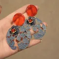 Detail van etnische oorbellen met rode hars en blauwe geëmailleerde bladvormige hangers - 925 Sterling Zilveren Oorprikker Goud Rood Blauw Bloemen Hangers (5#)