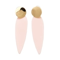 Boucles d'oreilles dorées avec pendentifs gouttes en résine rose macaron sur fond blanc - Rose
