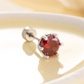 Orecchino a perno con zircone rosso rotondo e montatura in acciaio al titanio - Rosso Granata (Stile Disco Tondo)