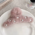 Pinza per capelli in peluche rosa con perle incastonate su vassoio decorativo - Molletta di perle in peluche rosa antico