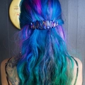 Fermaglio boho con cristalli blu scuro su capelli sfumati blu e viola per donna - Blu scuro