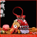 Weihnachts-Geschenkbeutel aus rotem Leinen mit Bär-Motiv, Schneeflocken und Kordelzug - Rindenoptik Griff Bär / Rot