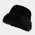 Detalle de gorro estilo bucket de pelo sintético negro con textura suave de invierno - M (56-58cm) / Negro