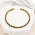 Bracciale rigido aperto a maglia dorata in acciaio inossidabile con punte cilindriche - Oro