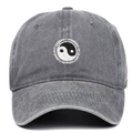 Cappellino da baseball in cotone lavato grigio scuro con ricamo Tai Chi Yin Yang e testo - Regolabile / Grigio