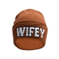 Détail du bonnet en maille marron caramel avec broderie blanche WIFEY en relief - Couleur caramel