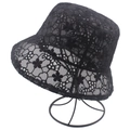 Elegante cappello alla pescatora in pizzo nero con ricamo floreale su supporto - M (56-58cm) / Nero